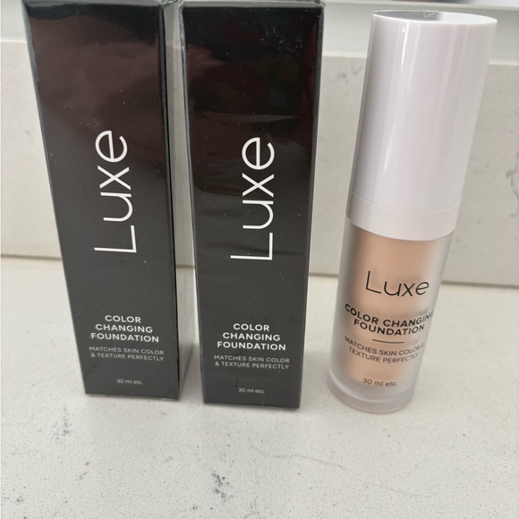 Luxe Color Changing Foundation with Brush Set (2 bottles) - Picture 3 of 5